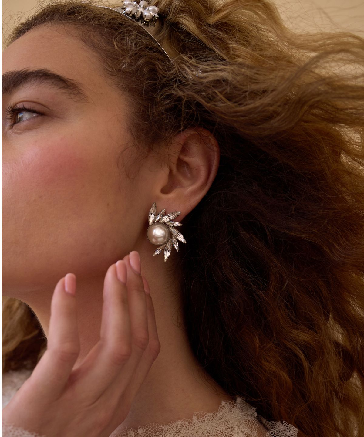 AVRIL PEARL AND CRYSTAL STUD EARRINGS(ピアス)