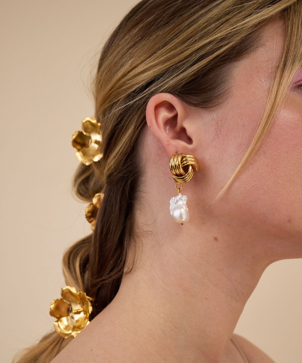 DREA KNOT FRESHWATER PEARL DROP EARRINGS(ピアス)